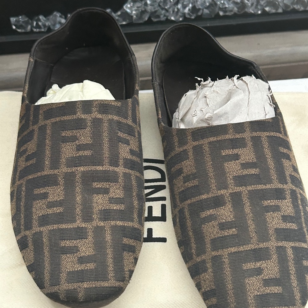 Women’s Fendi logo Flats